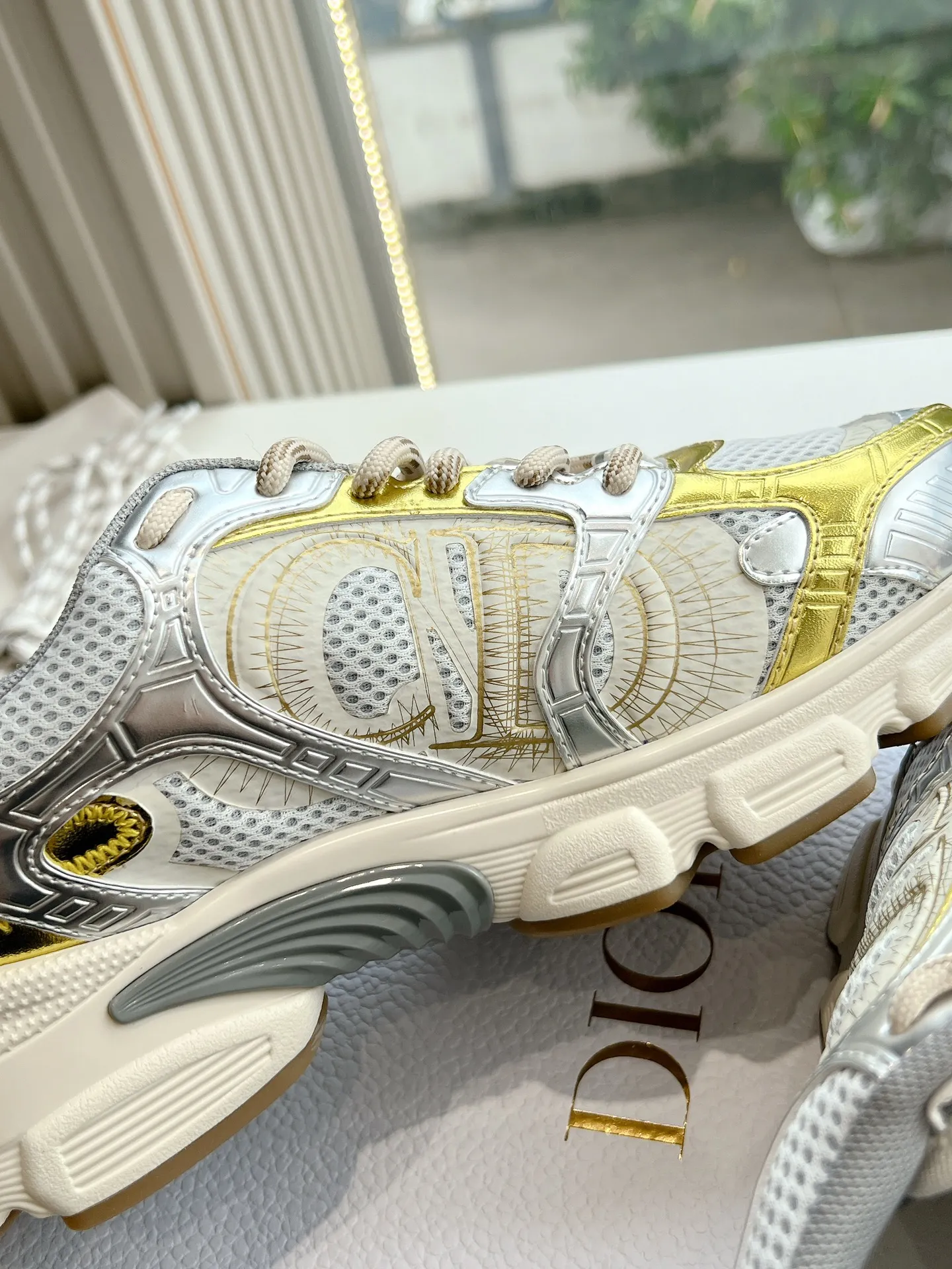 👟👟Ex-factory price 640👟👟 (Top version) Dior Chrono series sports shoes Purchased and developed in Taikoo Hui for RMB 18,200. This Dior chrono sports shoe continues the timeless silhouette and is carefully made of mesh, so it will be particularly comfortable on the feet. It is decorated with CD special craftsmanship logo to enhance the style. The lightweight style is matched with the "Christian Dior" logo thin sole, suitable for all seasons, and can be matched with all kinds of casual looks to add a finishing touch. Classic and super durable. Upper: cowhide stitching. Original molded outsole. Size: 35-41. Full set of counter synchronized gift box 💝 packaging